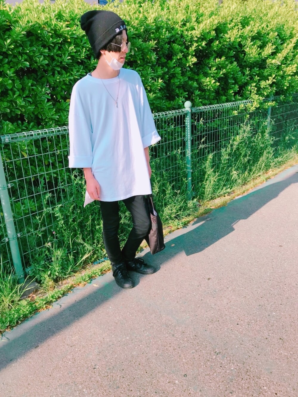 「シンプル、オーバーサイズ、スキニーパンツ、丸メガネ、adidas、夏、ニット帽」｜「adidasのアイテム（スニーカー、ブラック系）」を使った、（＾ω＾）さん（メンズ・172cm）の春コーディネートの1枚目の写真