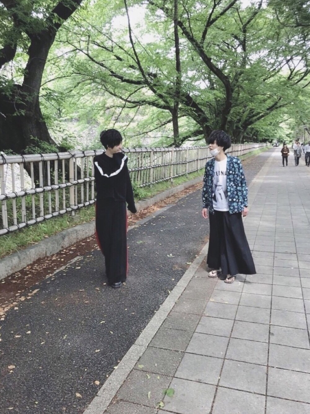 「JOHN LAWRENCE SULLIVAN、雪駄、Dr.Martens、MiDiom、古着」｜「JOHN LAWRENCE SULLIVANのアイテム（パンツ、ブラック系）」を使った、（＾ω＾）さん（メンズ・172cm）の春コーディネートの1枚目の写真