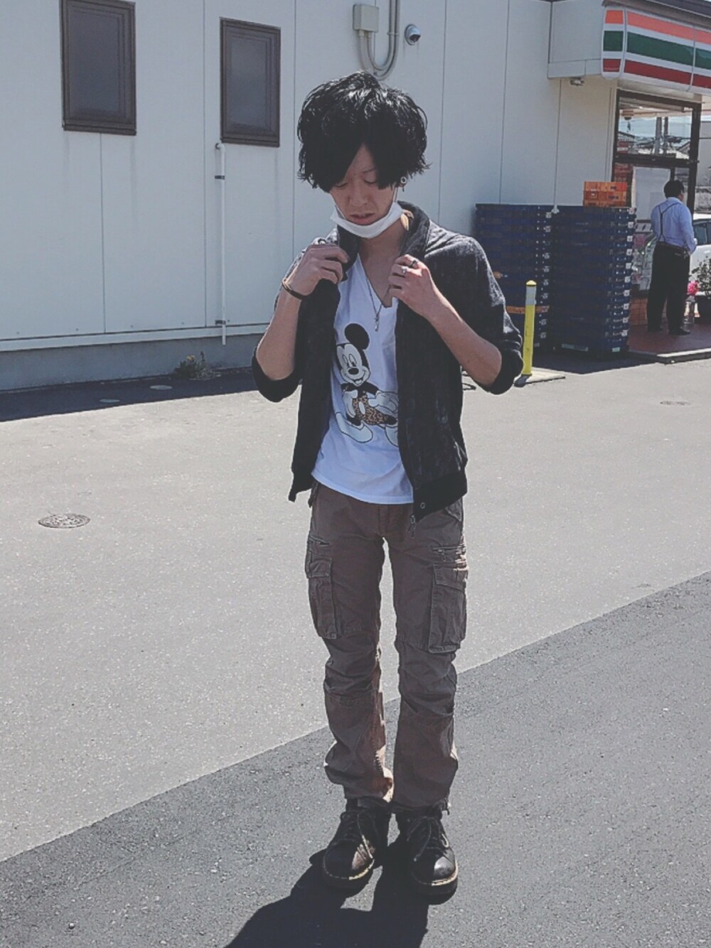 「カーゴパンツ、Tシャツ、パーカー、Dr.Martens、ラフ、セブンイレブン」｜「Dr. Martensのアイテム（シューズ、ブラウン系）」を使った、（＾ω＾）さん（メンズ・172cm）の春コーディネートの1枚目の写真