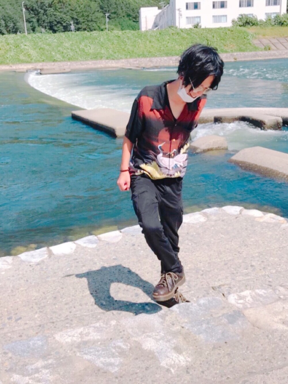 「夏、古着、シャツ、丸メガネ、Dr.Martens」｜「古着のアイテム（シャツ/ブラウス、ブラウン系）」を使った、（＾ω＾）さん（メンズ・172cm）の夏コーディネートの1枚目の写真