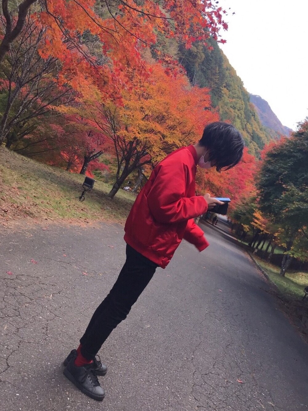 「古着、赤、adidas、黒スキニー」｜「adidasのアイテム（スニーカー、ブラック系）」を使った、（＾ω＾）さん（メンズ・172cm）の秋コーディネートの1枚目の写真