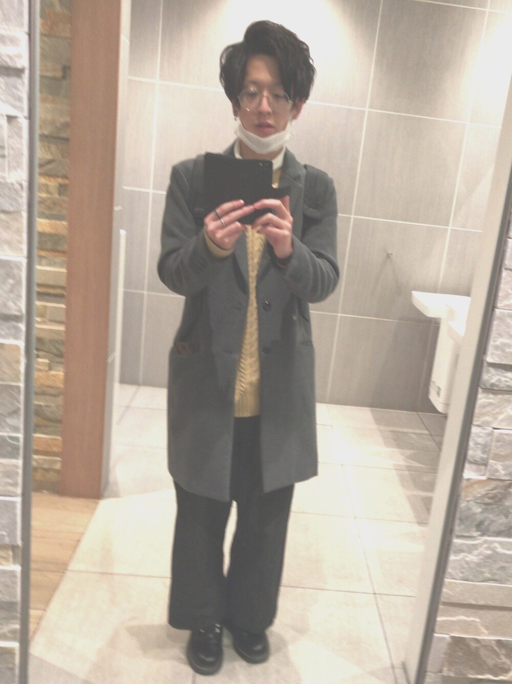 「チェスターコート、ワイドパンツ、セーター、ブーツ、丸メガネ、タートルネック」｜「Y'sのアイテム（パンツ、グレー系）」を使った、（＾ω＾）さん（メンズ・172cm）の春コーディネートの1枚目の写真
