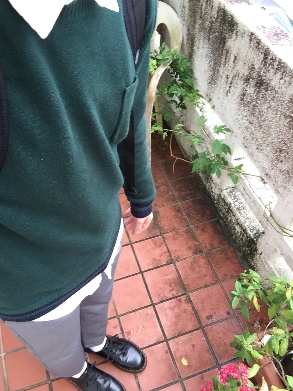 「レイヤードスタイル、スラックス、春コーデ、グリーン、ニット、キレイめ」｜「UNIQLOのMEN プレミアムリネンシャツ（長袖）（シャツ/ブラウス、ホワイト系）」を使った、ゆーさんさん（メンズ・172cm）の春コーディネートの1枚目の写真