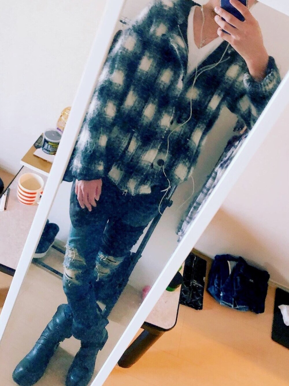 「ブーツ、革靴、ブルゾン、ダメージデニムパンツ、ダメージデニム、タンクトップ、アウター、パーカー」｜「KMRiiのアイテム（ブルゾン、グレー系）」を使った、袖まる。さん（メンズ・180cm）の秋コーディネートの1枚目の写真