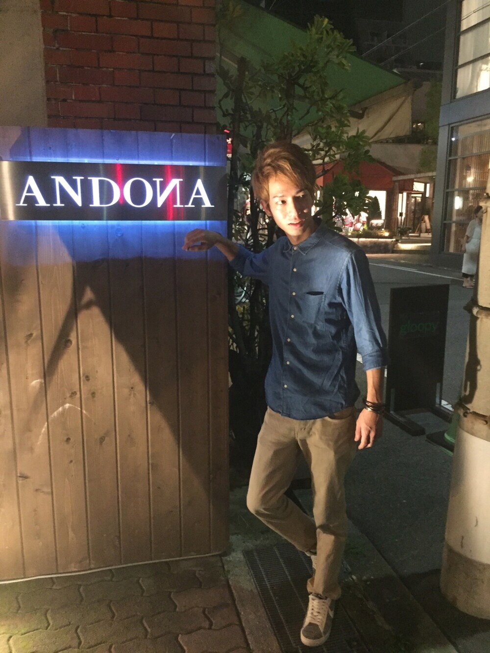 ブルー系のシャツ/ブラウス、ベージュ系のチノパンツ、グレー系のスニーカーを着用したメンズの冬コーディネートの1枚目の写真