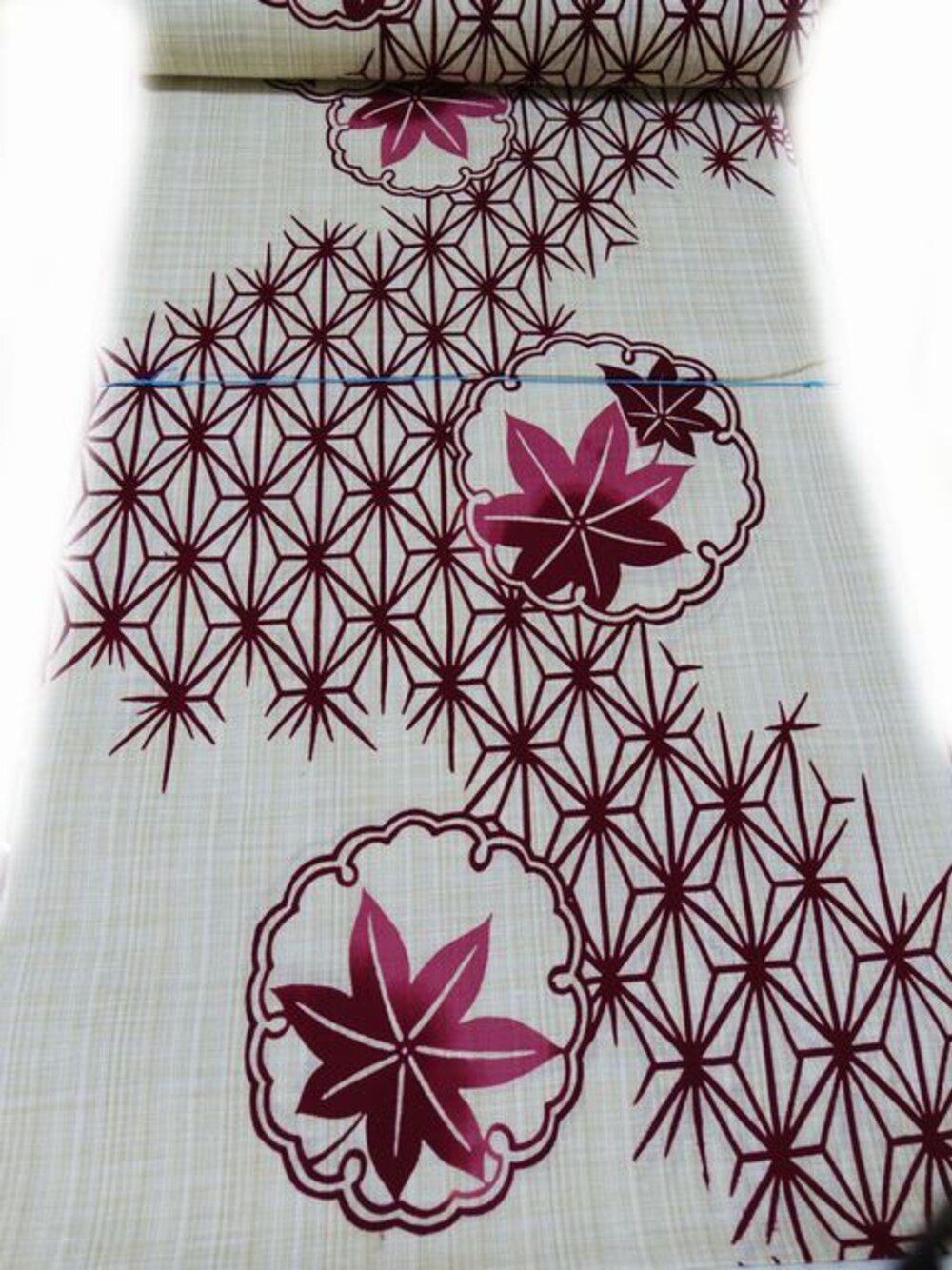 ベージュ系の浴衣を着用したレディースの夏コーディネートの1枚目の写真