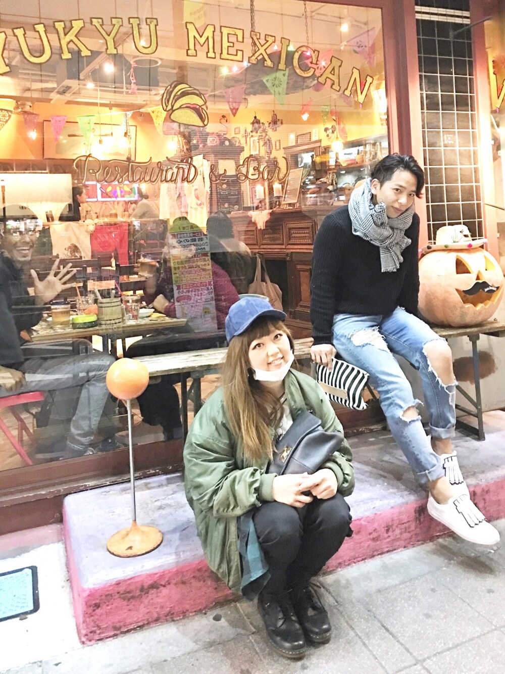 その他のデニムパンツ、ホワイト系のクラッチバッグ、その他のファンデーションを着用したメンズの秋コーディネートの1枚目の写真