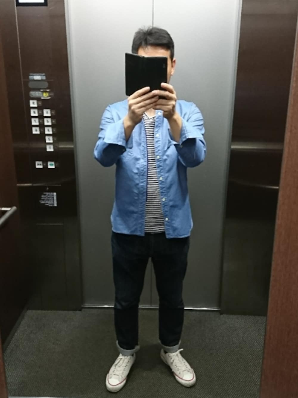 「秋服、シンプル、秋のコーデ、スニーカー、おしゃれさんと繋がりたい、デニム、コンバース、converse」｜「actsのacts デニムシャツ（シャツ/ブラウス、ブルー系）」を使った、cha_chanさん（メンズ・167cm）の秋コーディネートの1枚目の写真