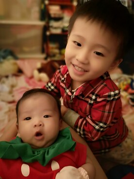 「アイテム（ロンパース、レッド系）」を使った、Emily Luさん（キッズ・90cm）の夏コーディネート