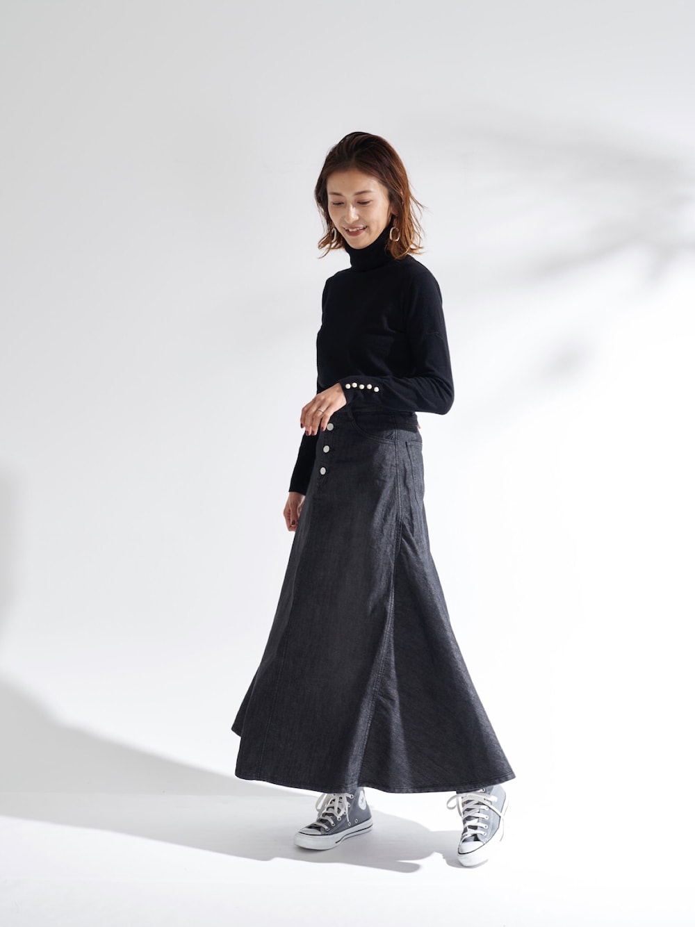 「ブラックコーデ、ブラックデニム、デニムロングスカート、ADIRA、adira_tokyo、アディラ、ハイネックニット、秋のコーデ、シンプルコーデ」｜「ADIRAの"JOLIE" HN Knit（ニット/セーター、ブラック系）」を使った、ADIRAさん（レディース・164cm）の秋コーディネートの1枚目の写真