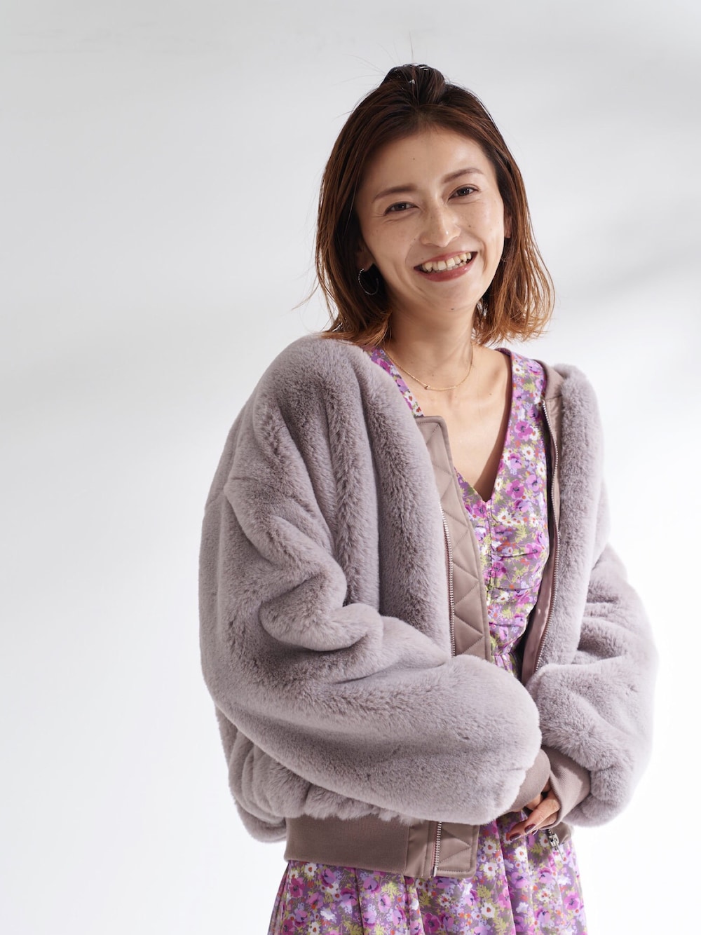 「ADIRA、adira_tokyo、アディラ、ファー、ファージャケット、エコファー、花柄ワンピース、ロングワンピース、ダスティーピンク」｜「ADIRAのeco fur jk lapin（MA-1、ピンク系）」を使った、ADIRAさん（レディース・164cm）の秋コーディネートの1枚目の写真