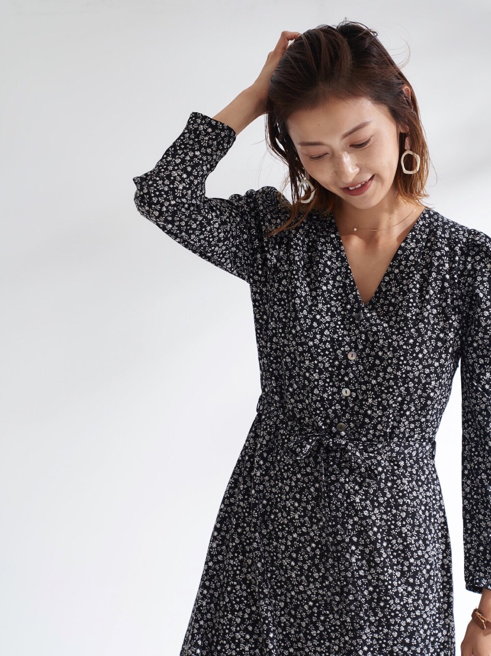 「ADIRA、adira_tokyo、アディラ、花柄ワンピース、小花柄ワンピース、ロングワンピース、シンプルコーデ、大人かわいい、大人カジュアル」｜「ADIRAのsmall flower long onepiece（ワンピース、ブラック系）」を使った、ADIRAさん（レディース・164cm）の秋コーディネートの1枚目の写真