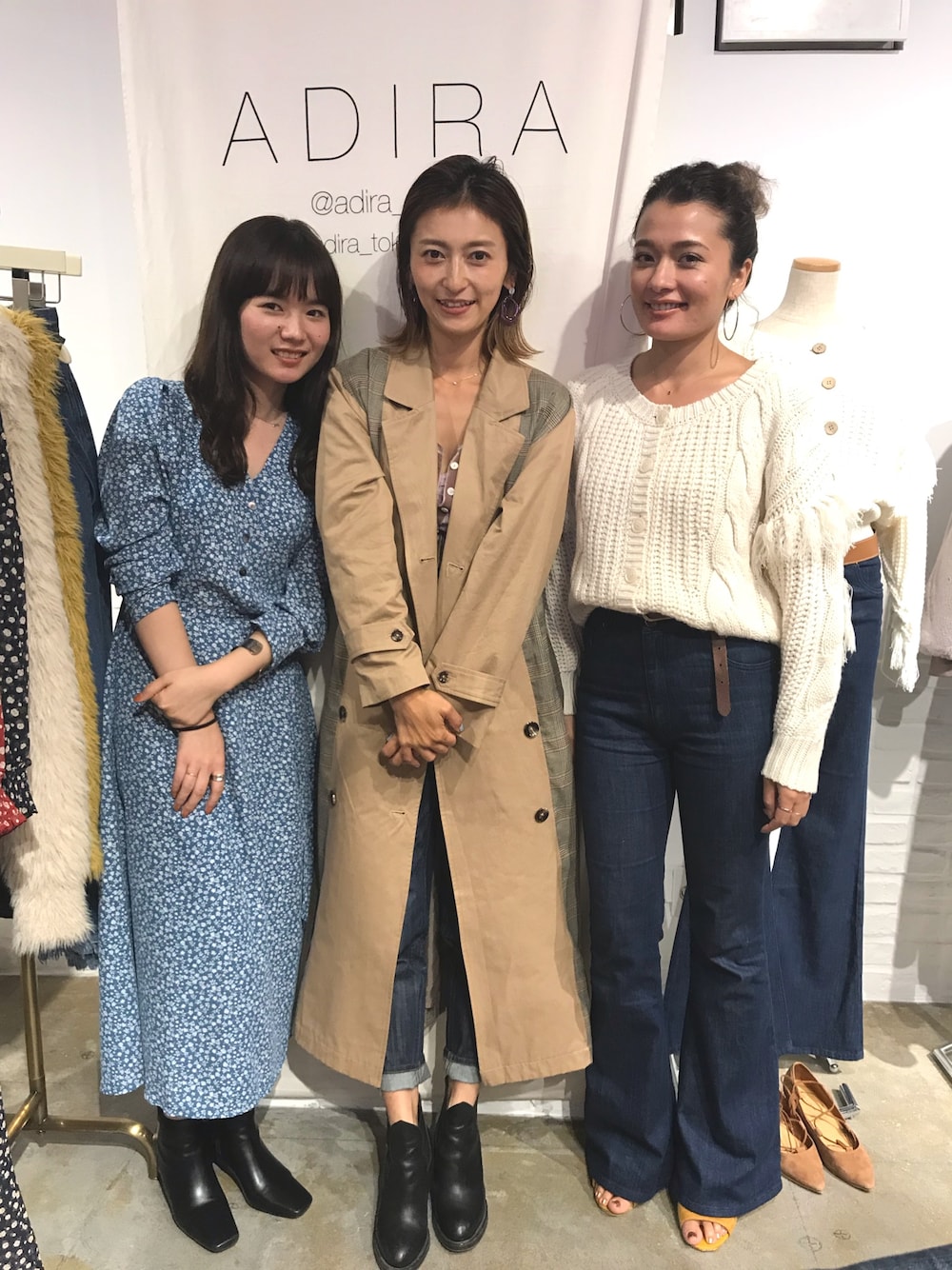 「トレンチコート、ロングトレンチコート、花柄ワンピース、小花柄ワンピース、フリンジニット、ベルボトムパンツ、デニムパンツ、展示会コーデ、ADIRA、adira_tokyo」｜「ADIRAのcrazy pattern trench coat（トレンチコート、ブラウン系）」を使った、ADIRAさん（レディース・164cm）の秋コーディネートの1枚目の写真