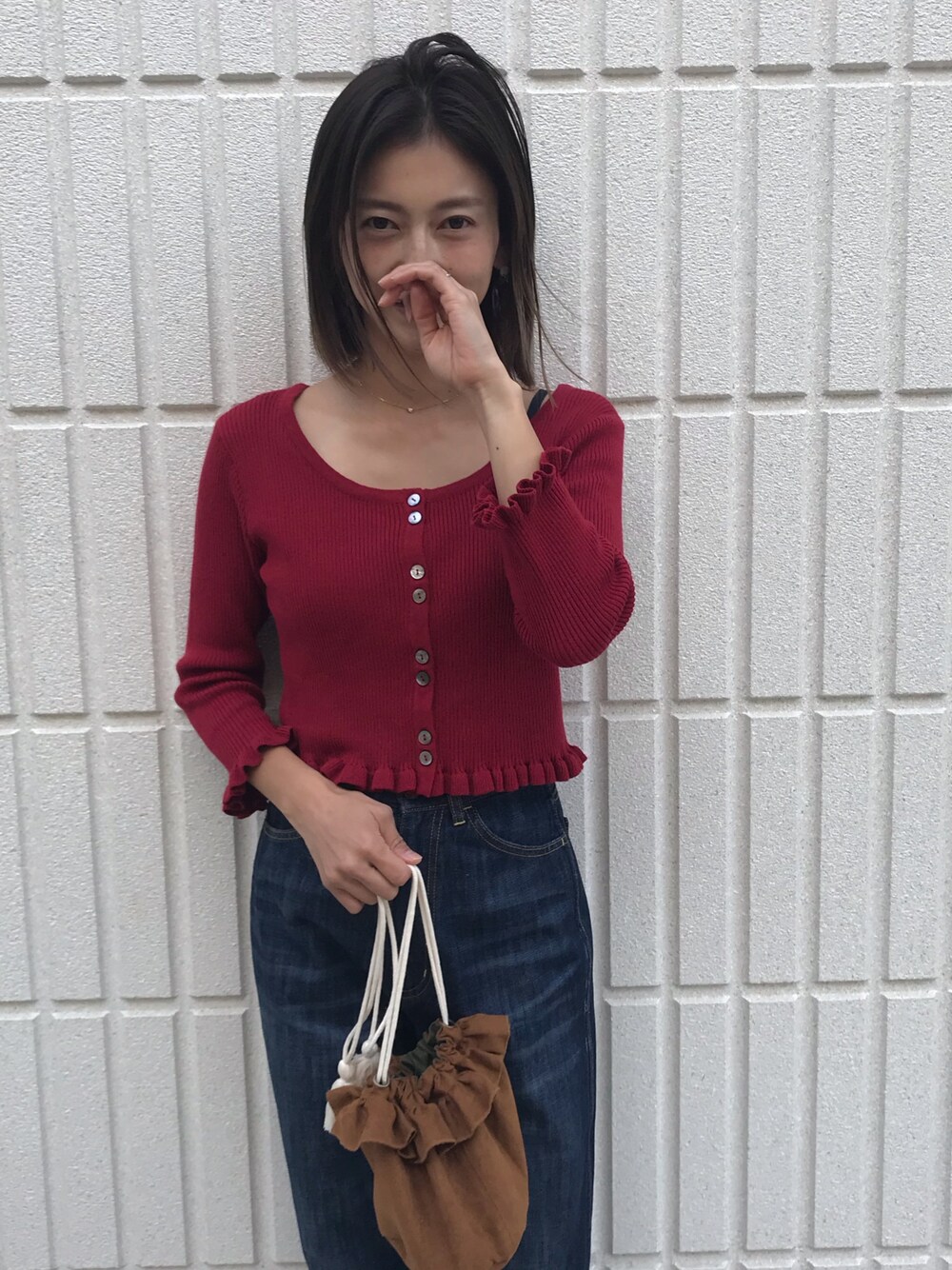 「ADIRA、adira_tokyo、アディラ、BUNNYApartment、バニーアパートメント、バニアパ、赤ニット、前後2way、デニム、巾着バッグ」｜「ADIRAのミニョン2wayニット（ニット/セーター、レッド系）」を使った、ADIRAさん（レディース・164cm）の秋コーディネートの1枚目の写真