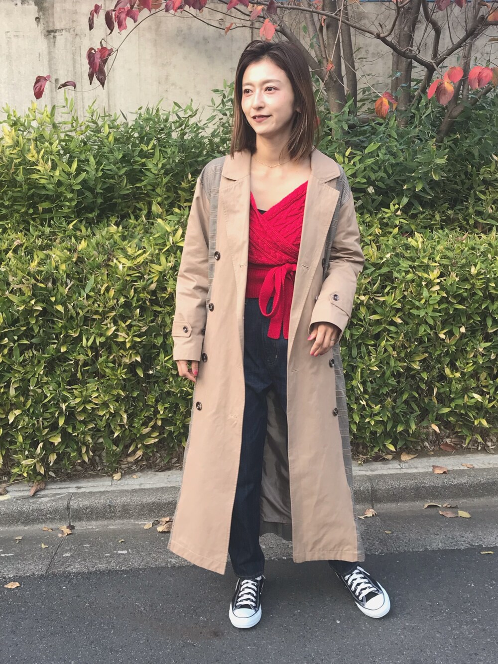 「ADIRA、adira_tokyo、アディラ、ケーブルニット、ハイウエストデニム、オトナカジュアル、カジュアルコーデ、赤ニット、トレンチコート、ママファッション」｜「ADIRAのケーブル2wayニット（ニット/セーター、レッド系）」を使った、ADIRAさん（レディース・164cm）の冬コーディネートの1枚目の写真