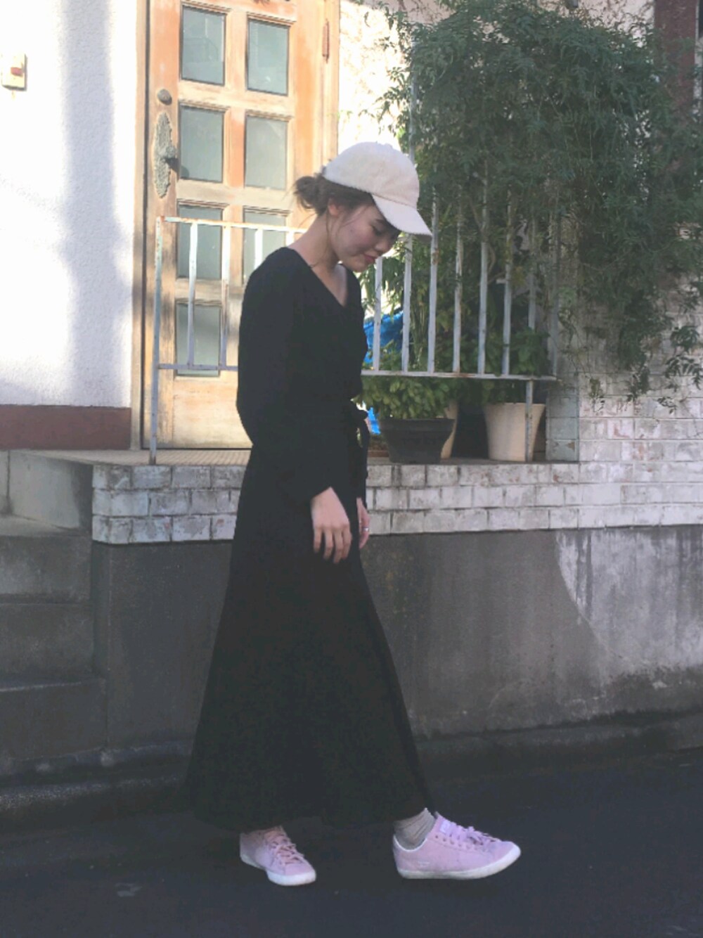 「2018マイベストコーデ、adira_tokyo、ADIRA、サーマル、ワンピース、スニーカー、大人カジュアル、シンプル、オトナ女子、ootd」｜「ADIRAのアイテム（ワンピース/ドレス、ブラック系）」を使った、ADIRAさん（レディース・164cm）の冬コーディネートの1枚目の写真