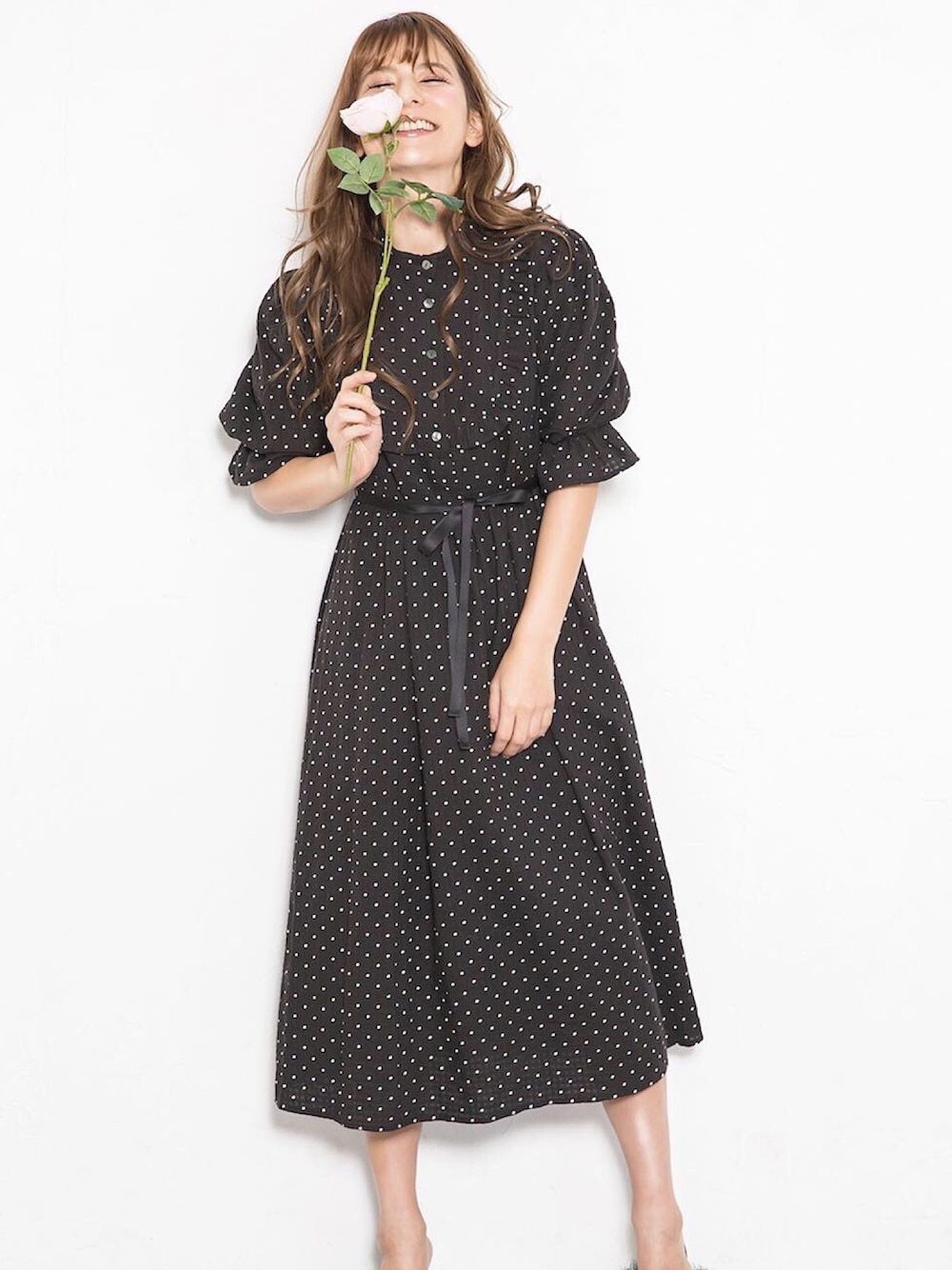 「ADIRA、adira_tokyo、アディラ、ドット柄、ドット柄ワンピース、black、カジュアル、春夏コーデ、モノトーン、大人ガーリー」｜「ADIRAのコットンドットロングワンピ（ワンピース、ブラック系）」を使った、ADIRAさん（レディース・164cm）の春コーディネートの1枚目の写真