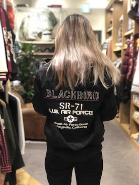 「AVIREX（アヴィレックス）のブラックバード スタンドジップ ジャケット/BLACKBIRD STAND ZIP JACKET（ミリタリージャケット、ブラック系）」を使った、浅野ゆきさん（レディース・158cm）の冬コーディネート