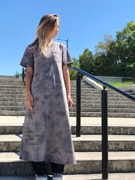 「AVIREX（アヴィレックス）のネックオープン タイダイ ワンピース/ NECK OPEN TIE DYE ONE PIECE（ワンピース、グレー系）」を使った、浅野ゆきさん（レディース・158cm）の夏コーディネート
