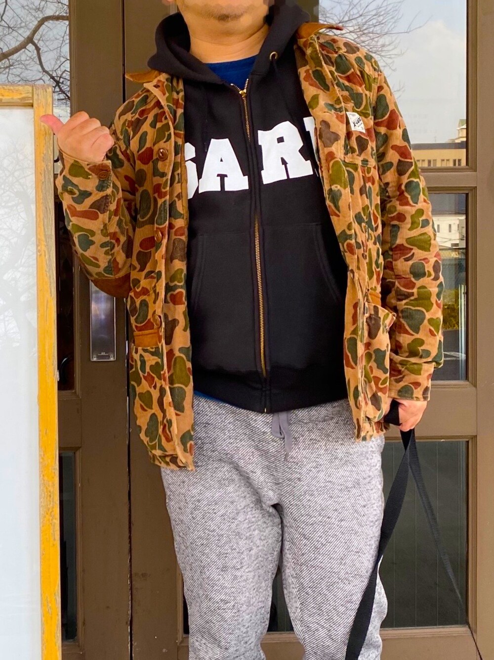 「santastic!、XLARGE、coen」｜「SANTASTIC!のアイテム（パーカー、ブラック系）」を使った、joohhhhnさん（メンズ・170cm）の春コーディネートの1枚目の写真