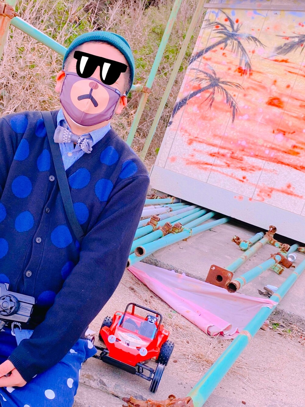 ブラック系のその他アウター、ブルー系のパンツ、グリーン系のニットキャップ/ビーニーを着用したメンズの春コーディネートの1枚目の写真