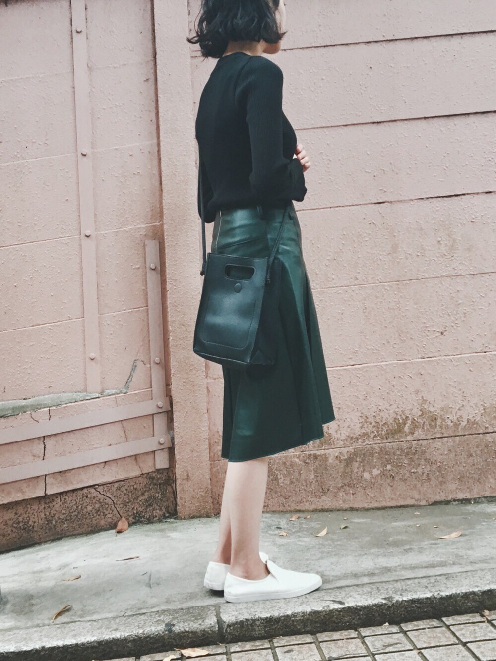 「kormarch、kormarchサポーターズ、simple、UNIQLO、outfit」｜「DHOLICのスリットスリーブリブニットTシャツ（Tシャツ/カットソー、ブラック系）」を使った、Ayaさん（レディース・173cm）の秋コーディネートの1枚目の写真