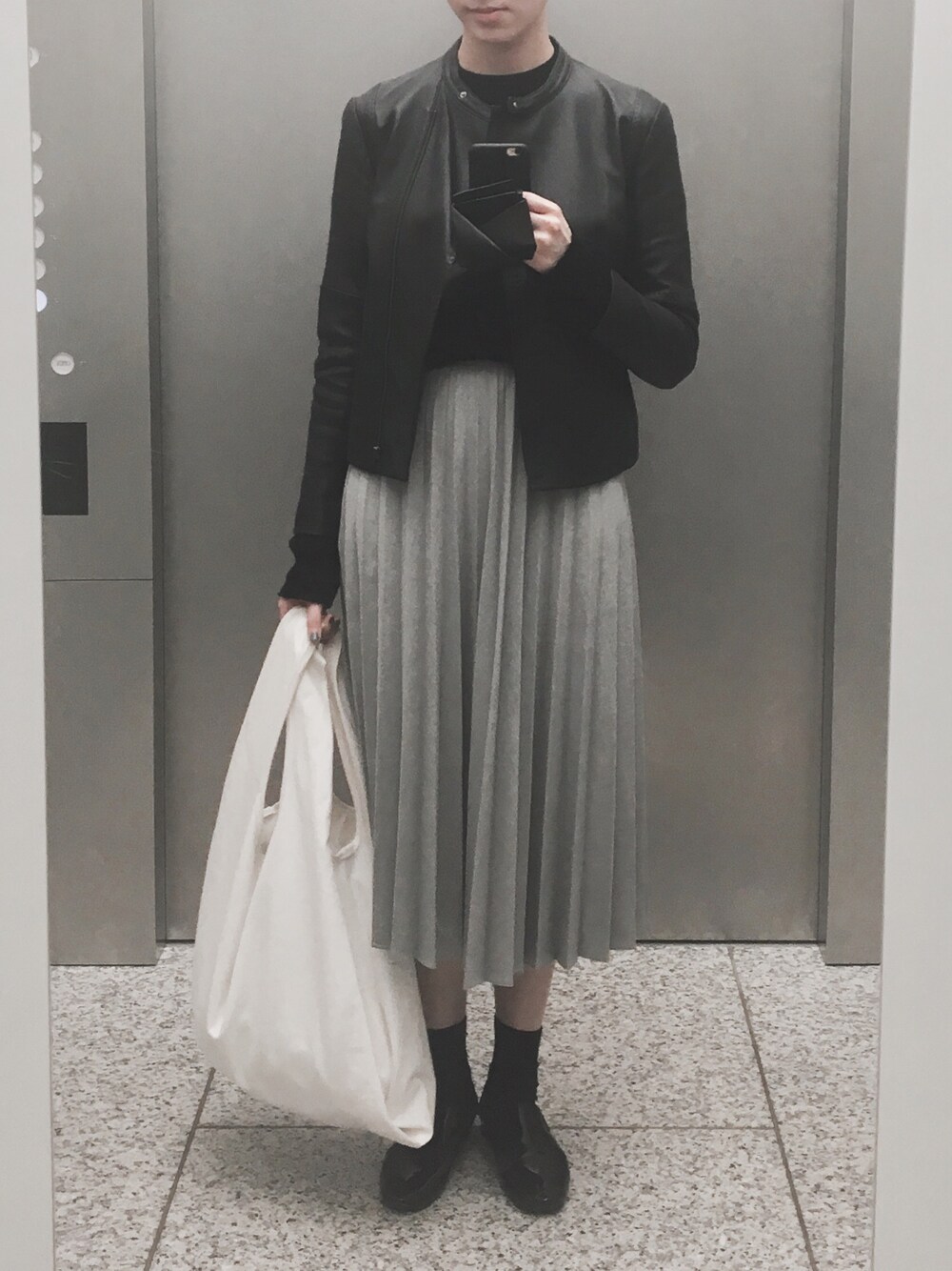「モノトーン、UNIQLOU、UNIQLO、プリーツスカート、ライダース」｜「UNIQLOのアイテム（ニット/セーター、ブラック系）」を使った、Ayaさん（レディース・173cm）の春コーディネートの1枚目の写真