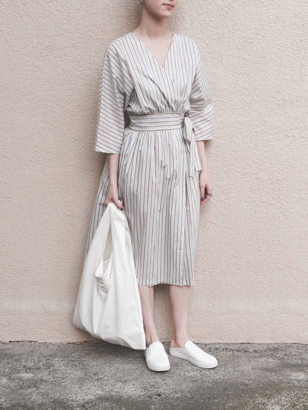 「kormarch、kormarchサポーターズ、シンプルコーデ、ootd、ワンピース」｜「KORMARCHのVネックストライプパターンウエストリボンワンピース（ワンピース、その他）」を使った、Ayaさん（レディース・173cm）の春コーディネートの1枚目の写真