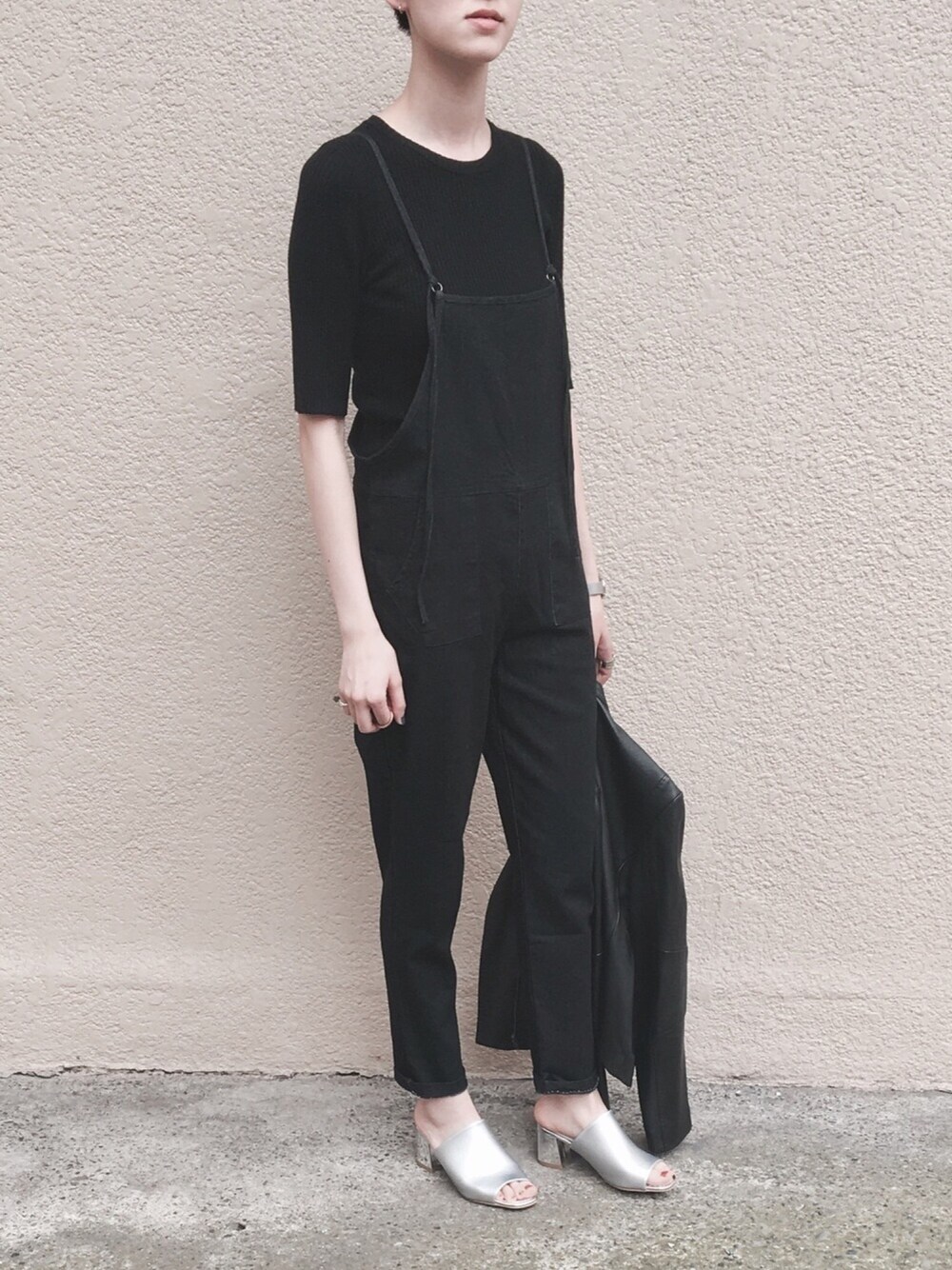 「kormarch、kormarchサポーターズ、休日スタイル、カジュアル、ootd、サロペット、オールインワン、モノトーン」｜「KORMARCHの3色テーパードオールインワン（その他パンツ、その他）」を使った、Ayaさん（レディース・173cm）の春コーディネートの1枚目の写真