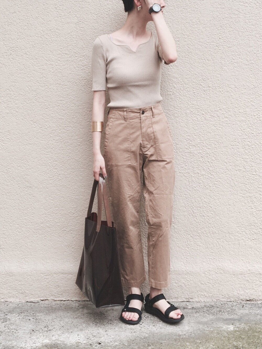 「SENSEOFPLACE、夏、オトナカジュアル、シンプル、summer、ootd、KBF、teva、ワントーンコーデ」｜「green label relaxingのCB コットンバックサテン ベイカーパンツ（チノパンツ、ベージュ系）」を使った、Ayaさん（レディース・173cm）の夏コーディネートの1枚目の写真