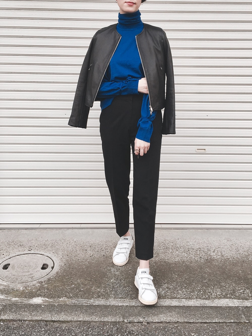 「UNITED TOKYO、シンプル、ライダース、UNIQLO、adidas、stan smith」｜「UNITED TOKYOのシープノーカラーシングルレザー（ライダースジャケット、ブラック系）」を使った、Ayaさん（レディース・173cm）の秋コーディネートの1枚目の写真