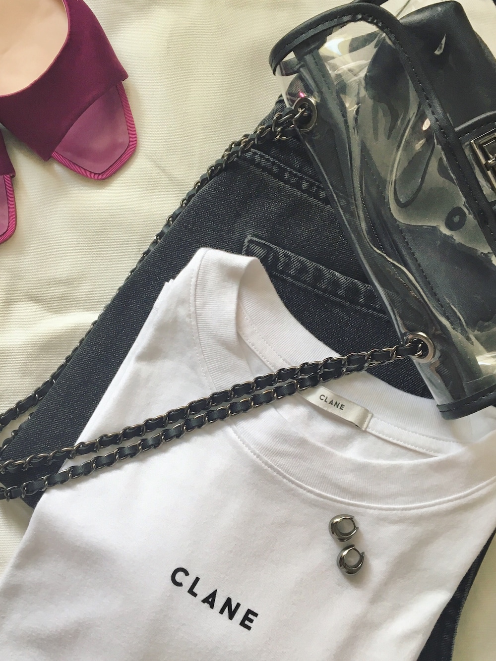 「夏、置き画、シンプル、CLANE、カジュアル、クリアバッグ、デニム」｜「CLANEのCLANE PACK T/S（Tシャツ/カットソー、ホワイト系）」を使った、Ayaさん（レディース・173cm）の夏コーディネートの1枚目の写真