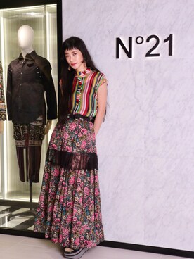 「N°21（ヌメロ ヴェントゥーノ）のアイテム（スカート）」を使った、IZUMI さん（レディース・163cm）の春コーディネート