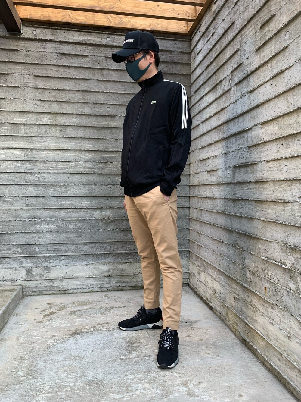 「キャップ、スニーカー、スポーツミックス、ジム、ジャージ」｜「LACOSTEのアイテム（ジャージ、ブラック系）」を使った、T-Hopeさん（メンズ・180cm）の春コーディネートの1枚目の写真