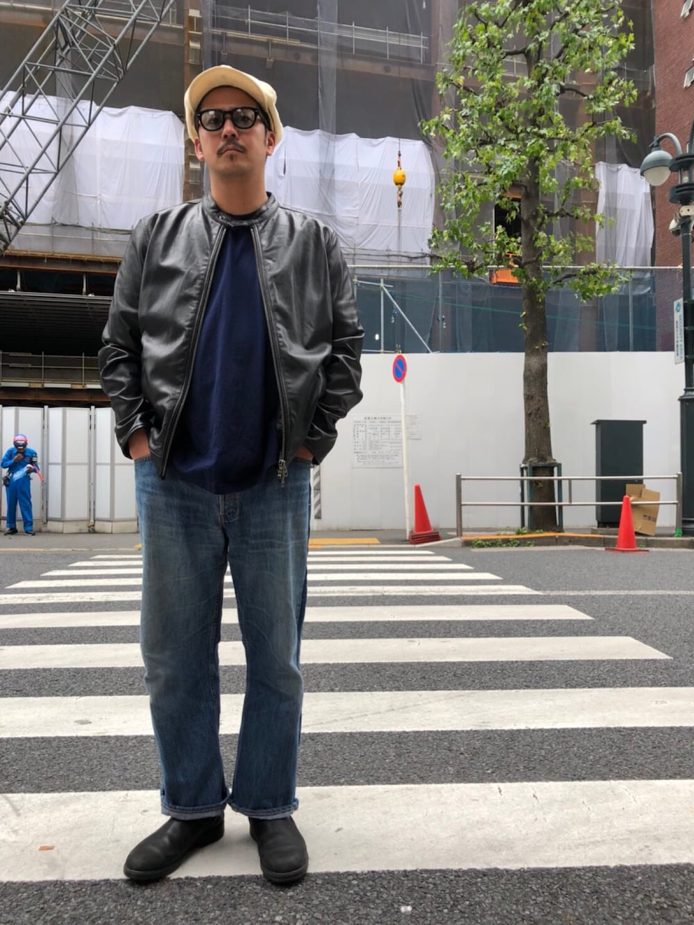 「ネイビー、秋のコーデ、AVIREX、黒、大人カジュアル、ワイドパンツ、leather、ラフ、streetstyle、お洒落さんとつながりたい」｜「AVIREXのAVIREX/アヴィレックス/ シープ シングルライダースジャケット/ SHEEP SINGLE RIDERS JACKET（ライダースジャケット、ブラック系）」を使った、Junichiさん（メンズ・180cm）の秋コーディネートの1枚目の写真