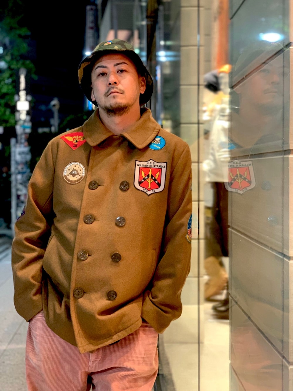 「秋冬コーデ、大人コーデ、ラフ、今日のコーデ、ゆるコーデ、大人カジュアル、ブラウンコーデ、ストリート、いいね、save、フォローお願いします🤑、AVIREX」｜「AVIREXの【WEB&DEPOT限定】ピーコート ファーイースト クルーズ/PEA COAT FAR EAST CRUISE（ピーコート、グリーン系）」を使った、Junichiさん（メンズ・180cm）の秋コーディネートの1枚目の写真