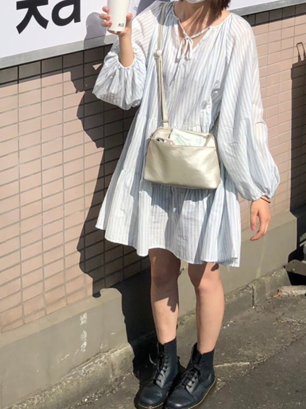 「夏コーデ、カジュアルコーデ、高身長女子、ワンピース、ショートヘア、Dr.Martens、ストライプ、H&M」｜「niko and...のオリジナル お財布ミニショルダー【niko and ...】（ショルダーバッグ、グレー系）」を使った、ずきちゃんさん（レディース・168cm）の夏コーディネートの1枚目の写真