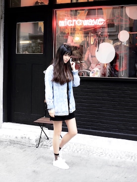 「sneakers」｜「アイテム（デニムジャケット）」を使った、Yanki Auさん（レディース・174cm）の春コーディネート