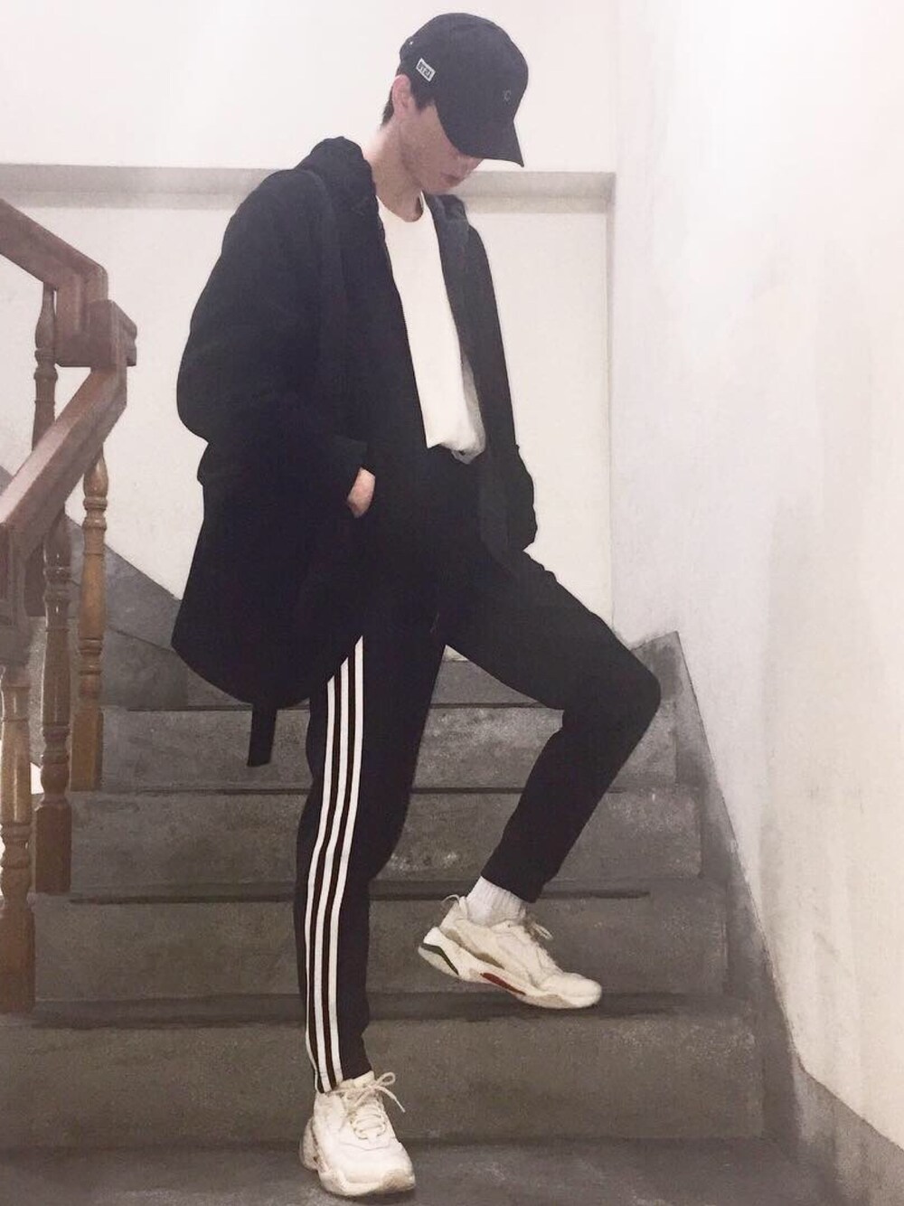 「スニーカー、今日のコーデ、ootd、カジュアル、デコプレ2019第一弾、ブラック、PUMA thunder spectra、adidas、春コーデ、黒」｜「PUMAのアイテム（スニーカー、ホワイト系）」を使った、ionism_Shiroさん（メンズ・178cm）の春コーディネートの1枚目の写真