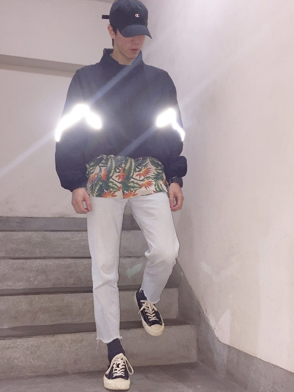 「ootd、夏、休閒搭配、街頭穿搭、Champion、混搭叠穿、カジュアル、夏コーデ、ストリート、花柄」｜「EXCELSIORのアイテム（シューズ、ブラック系）」を使った、ionism_Shiroさん（メンズ・178cm）の春コーディネートの1枚目の写真