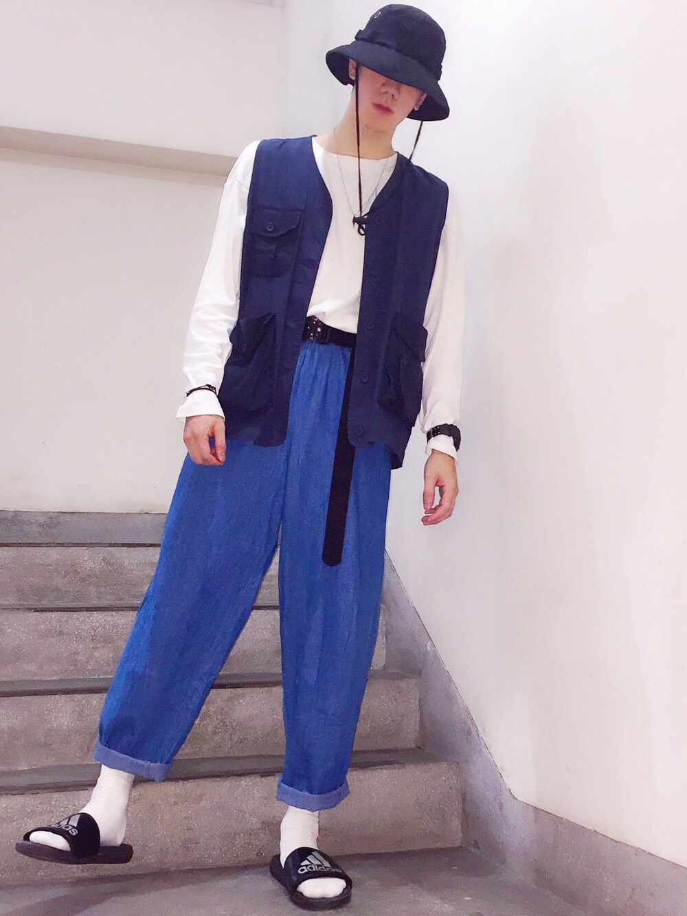 「ootd、夏、休閒、oversize、白T、雨天搭配、漁夫帽、カジュアル、シンプル、夏コーデ」｜「adidasのWEGO/adidas ADILETTE CF LOGO（サンダル、ブラック系）」を使った、ionism_Shiroさん（メンズ・178cm）の夏コーディネートの1枚目の写真
