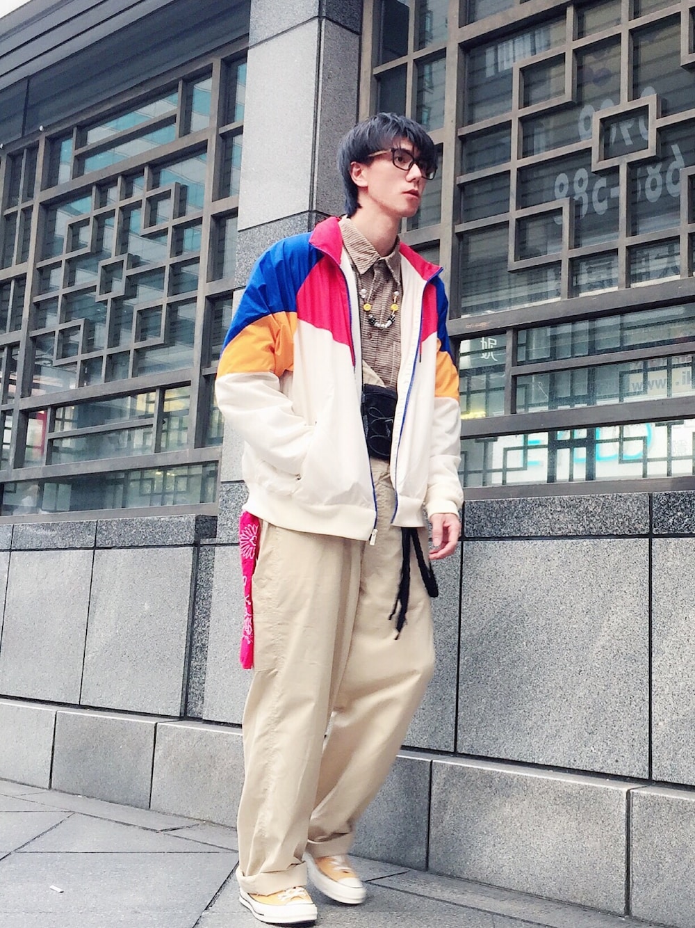 イエロー系のスニーカー、ホワイト系のその他アウター、ベージュ系のサロペット/オーバーオールを着用したメンズの秋コーディネートの1枚目の写真