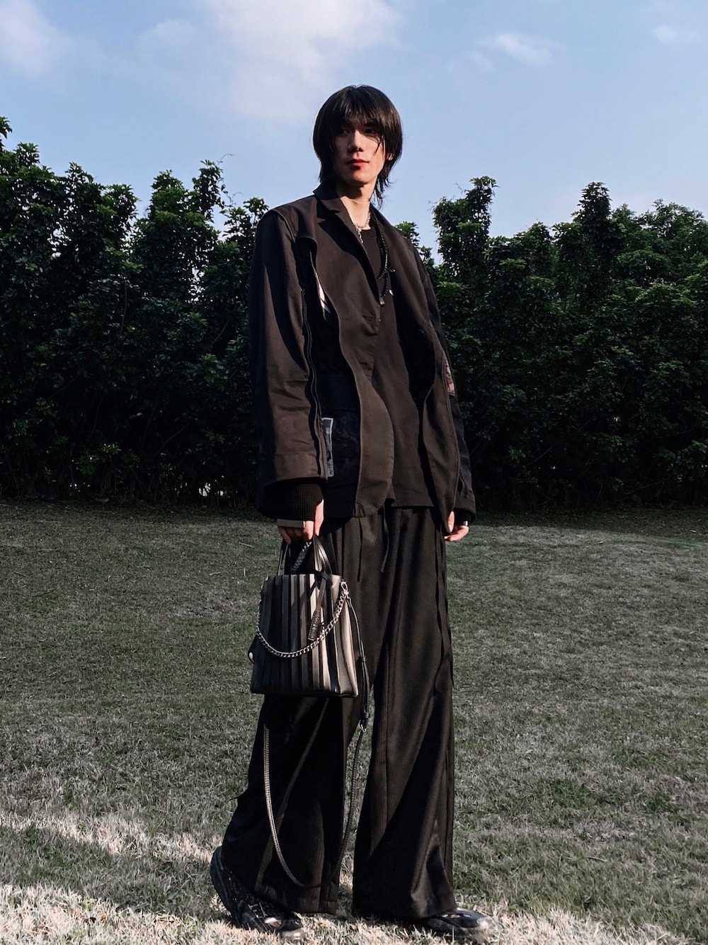 「ootd、夏コーデ、カジュアル、カジュアルコーデ、黒、Taiwan、春コーデ、シンプル、シンプルコーデ、レイヤードスタイル」｜「ins : 178ootdのアイテム（雑貨/ホビー、ブラック系）」を使った、ionism_Shiroさん（メンズ・178cm）の春コーディネートの1枚目の写真