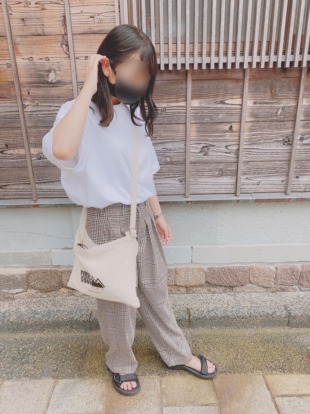 「ロゴT、サンダル、Tシャツ、カジュアル、いいね、save、フォローお願いします🤑、オリジナルTシャツ、おしゃれさんと繋がりたい、夏」｜「UNIQLOのオーバーサイズクルーネックT（半袖）（Tシャツ/カットソー、ホワイト系）」を使った、ゆきだるまさん（レディース・158cm）の夏コーディネートの1枚目の写真