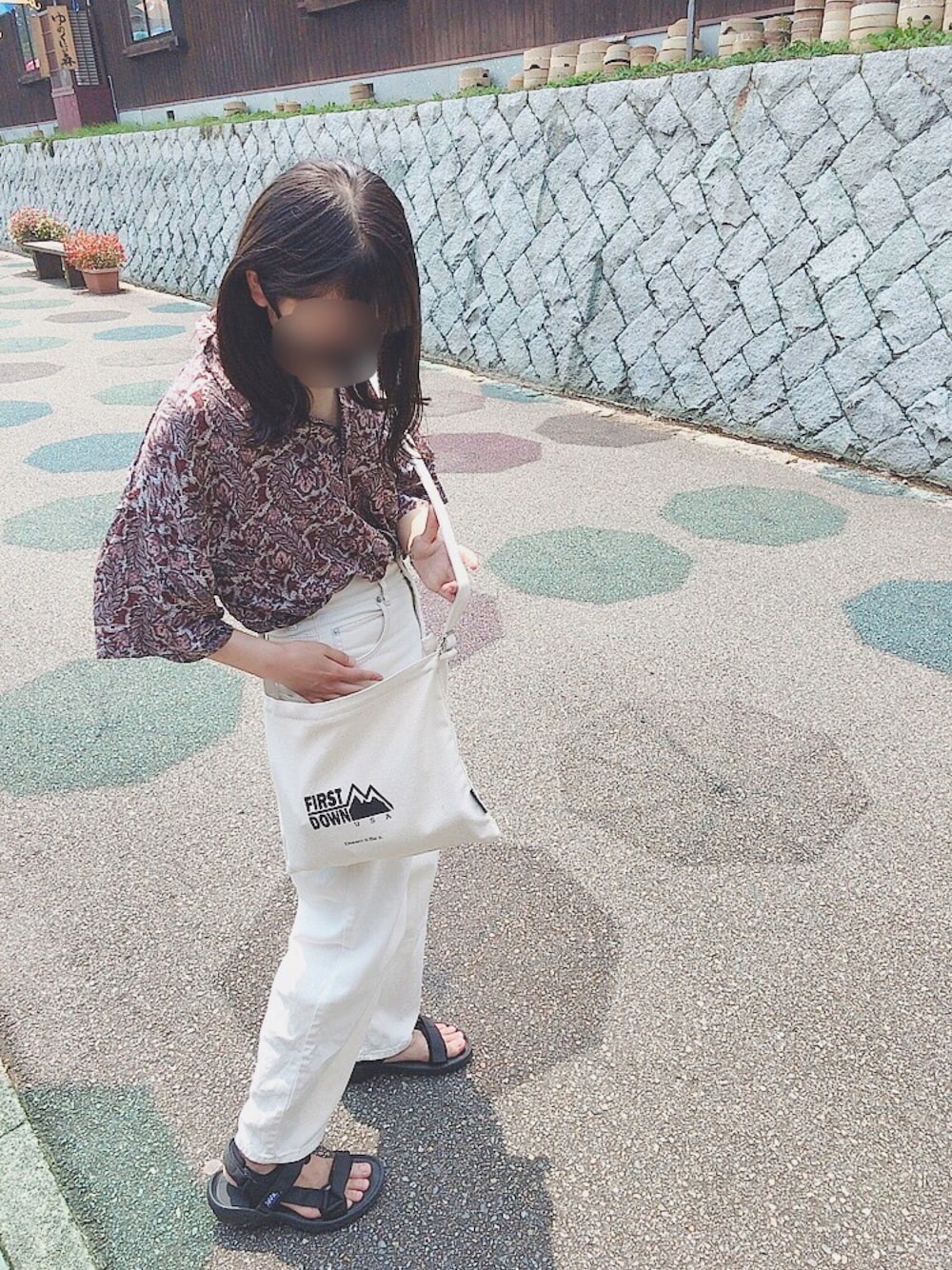 「パンツスタイル、オーバーサイズ、柄シャツ、サンダル、夏コーデ、大人カジュアル、白パンツ、おしゃれさんと繋がりたい、休日スタイル、いいね、save、フォローお願いします🤑」｜「JEANASISのアイテム（トップス、その他）」を使った、ゆきだるまさん（レディース・158cm）の夏コーディネートの1枚目の写真
