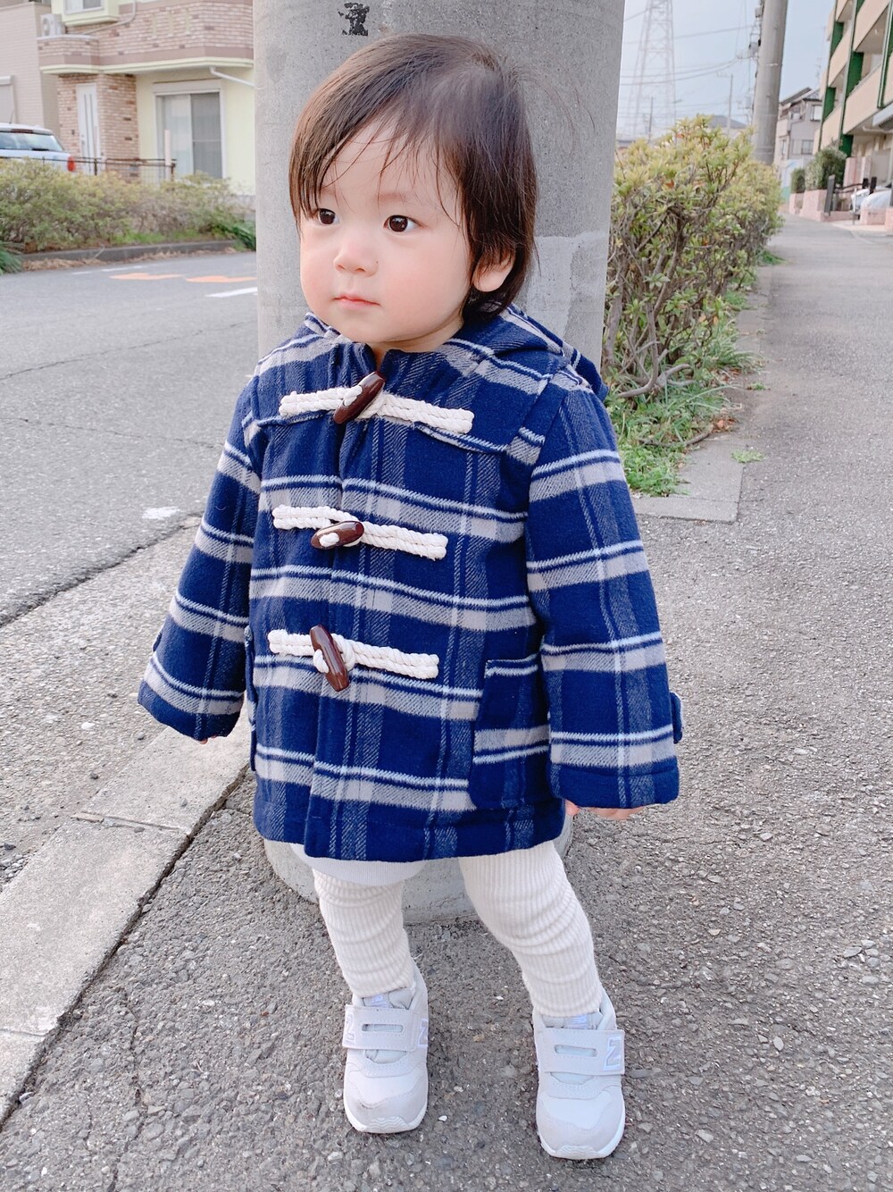 「キッズファッション、男の子、プチプラコーデ、オーバーサイズ、公園、カジュアル、New Balance、チェック、冬コーデ、1歳」｜「apres les coursのダッフルコート（ダッフルコート、ブルー系）」を使った、sera♡さん（キッズ・80cm）の冬コーディネートの1枚目の写真