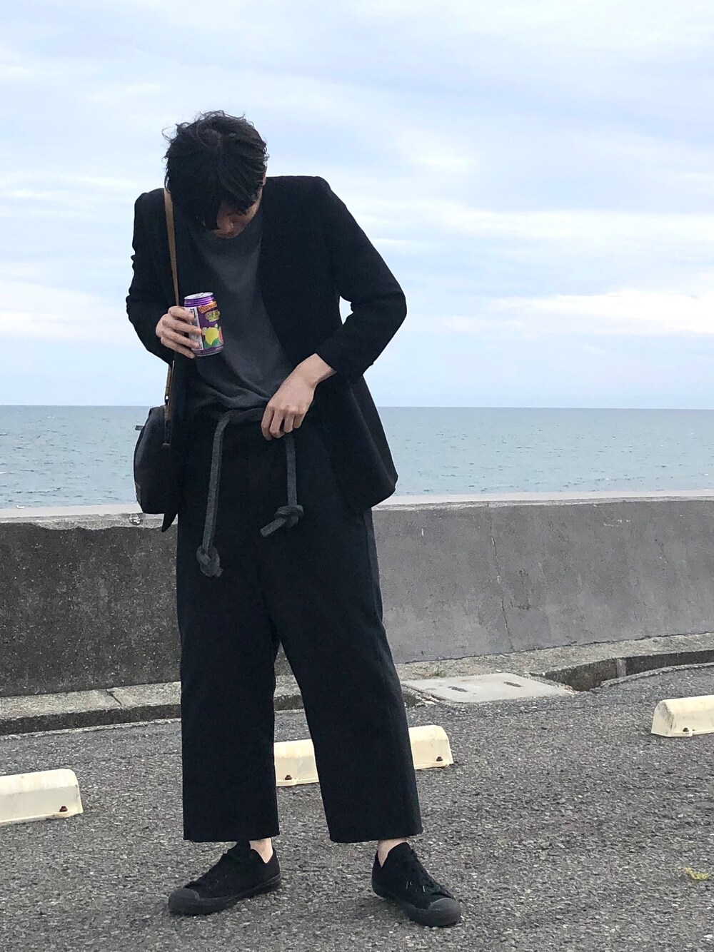 「モノトーン、ワイドパンツ、古着MIX、古着、古着コーデ、ノーカラージャケット、ジャケットスタイル、モノトーンコーデ、タックイン」｜「toogoodのアイテム（その他パンツ、ブラック系）」を使った、やんたかさん（メンズ・181cm）の春コーディネートの1枚目の写真