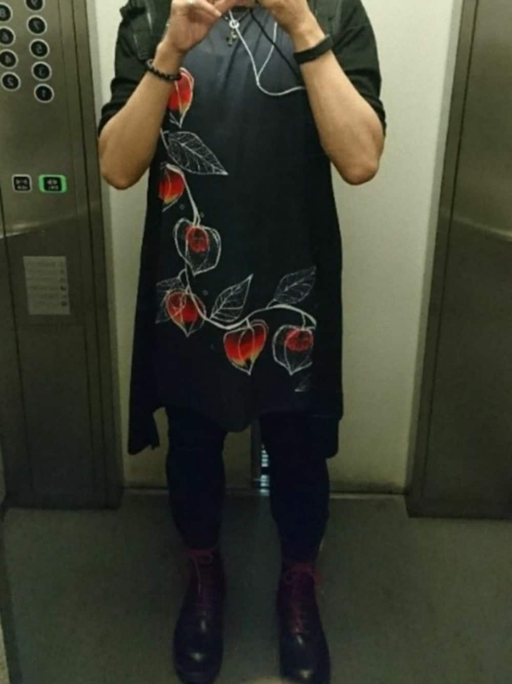 「ワンピース、ドクターマーチン、こまぎれ、黒、モノトーン、UNIQLO、レギンスパンツ、鬼灯」｜「こまぎれのアイテム（シャツワンピース、ブラック系）」を使った、トメさん（メンズ・172cm）の秋コーディネートの1枚目の写真