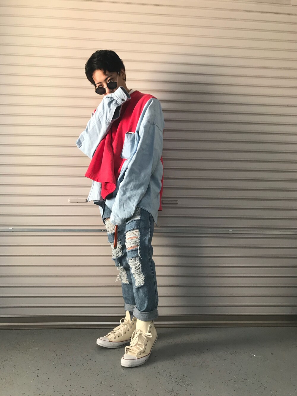 「美容学生、おしゃれさんと繋がりたい、古着、センター分け、サングラス、ポンチョ、ガチャベルト、ダメージデニムパンツ、スニーカー、converse」｜「SPINNSのアイテム（ポンチョ、レッド系）」を使った、ひぃぼーさん（メンズ・167cm）の春コーディネートの1枚目の写真