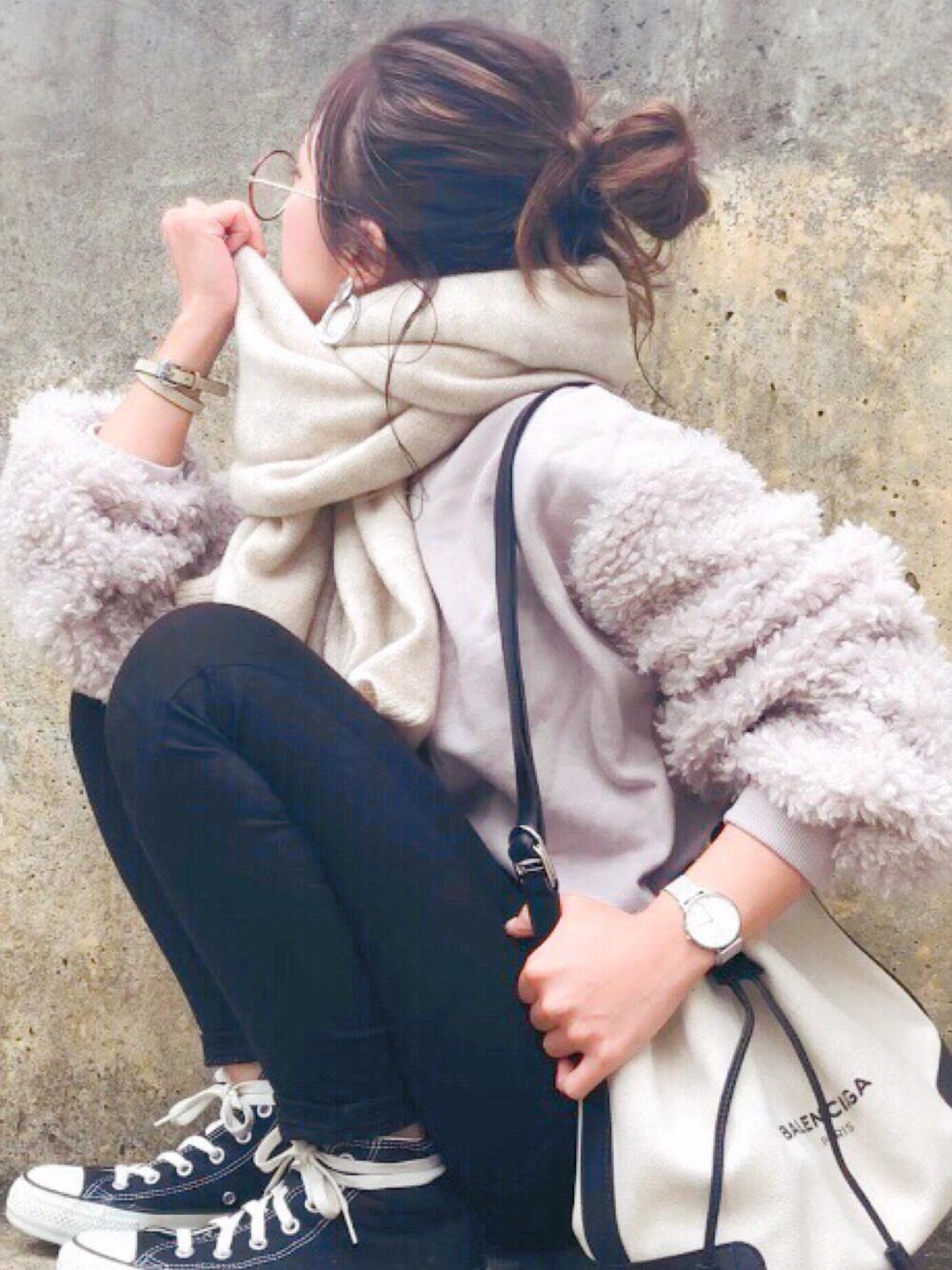 ベージュ系のスウェット、ホワイト系のショルダーバッグ、ブラック系のスニーカーを着用したレディースの冬コーディネートの1枚目の写真